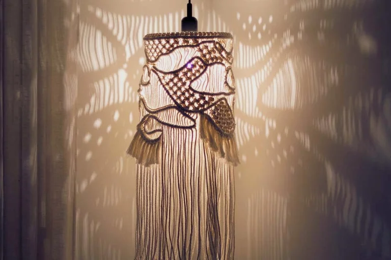 Lampara con diseño de macramé moderno único y diferente en casa